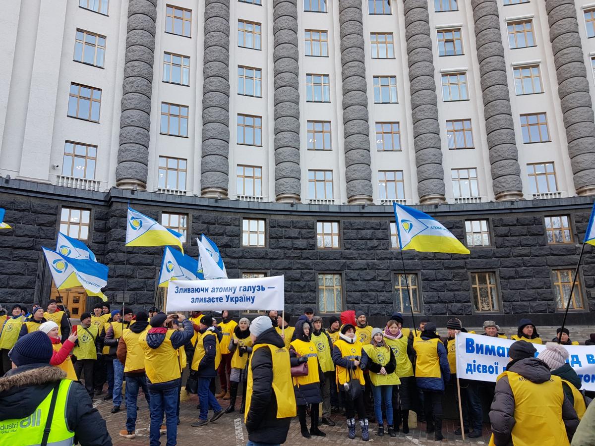 Представители Атомпрофсоюза Украины пикетируют Кабмин, требуют отставки министра энергетики и защиты окружающей среды Алексея Оржеля. 