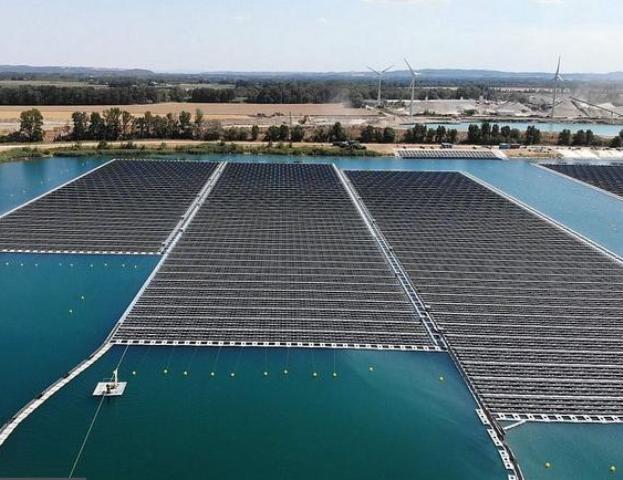 Во Франции установили самую большую в Европе солнечную станцию на затопленном карьере
